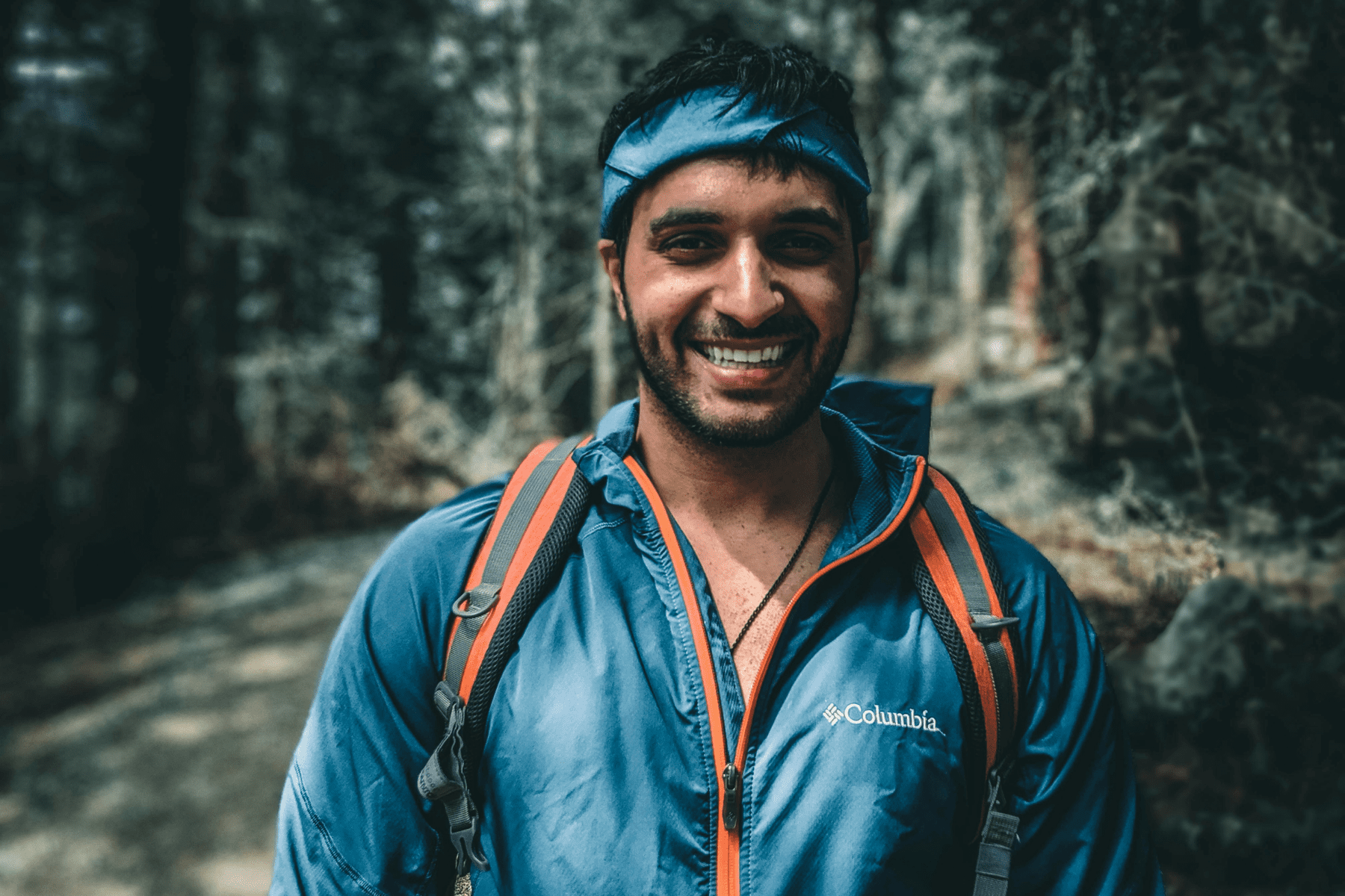 גבר מטייל ביער לבוש בבגדי המותג המוביל קולומביה COLUMBIA