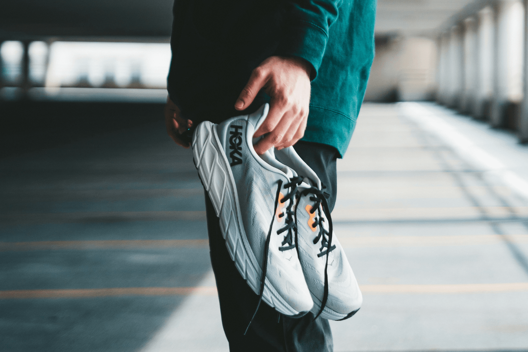 נעלי ספורט הוקה לגברים - Hoka - קלוז אפ