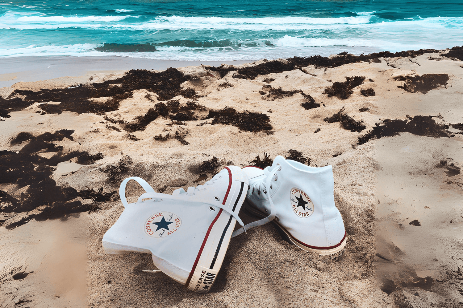 נעלי אולסטאר לבנות ברקע חוף ים