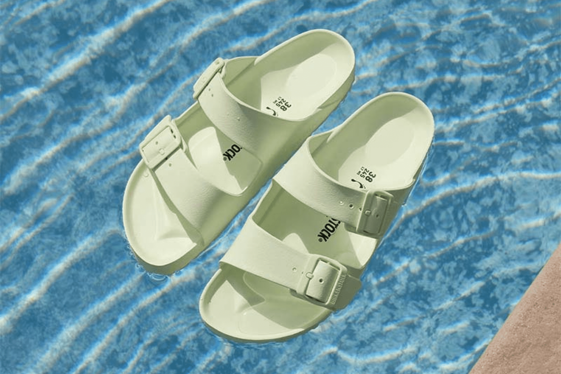 כפכפי בירקנשטוק Birkenstock בצבע ירוק בבריכה