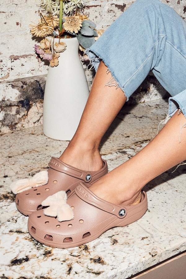 כפכפי קרוקס Classic בצבע חום לאטה יוניסקס