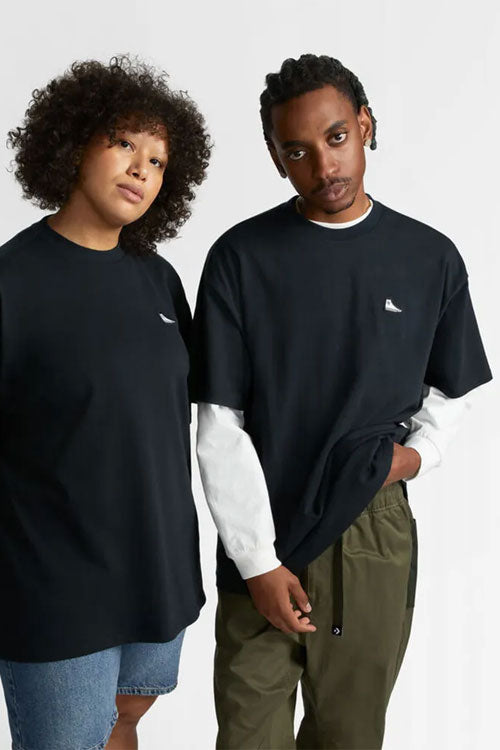 קונברס חולצת טישירט קצרה Sneaker Patch בצבע שחור לגברים-Converse All Star-2XS-נאקו