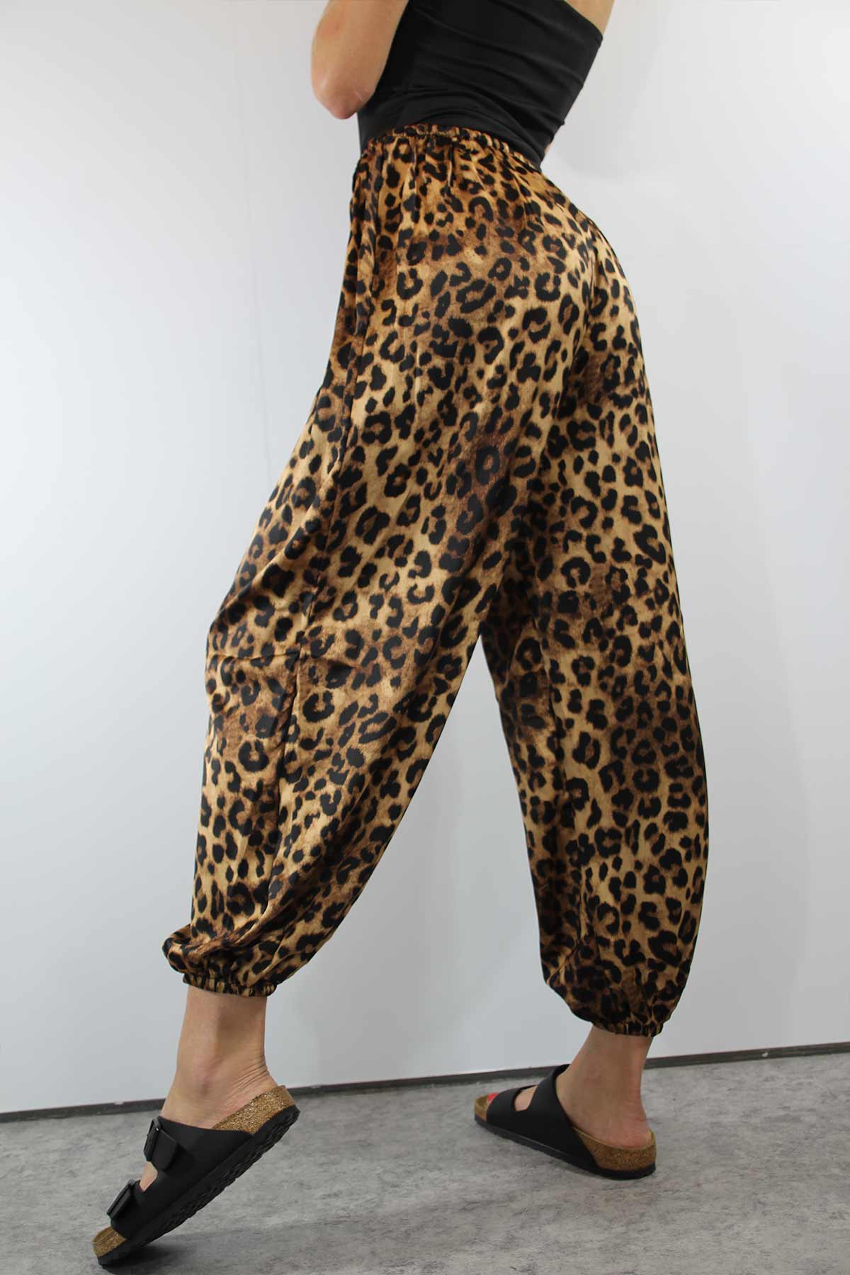 מכנס סאטן מנומר אריאלה