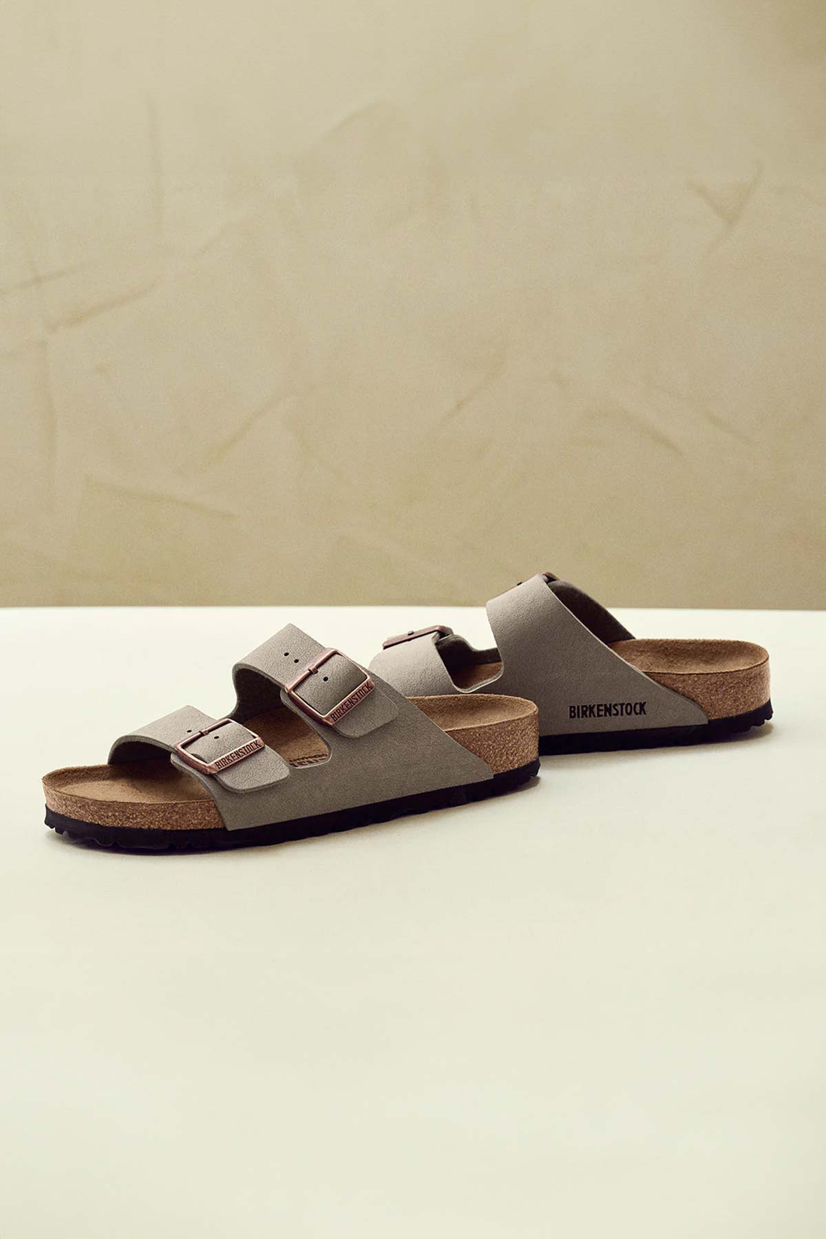 Birkenstock כפכפי Arizona Birko-Flor בצבע אבן לגברים