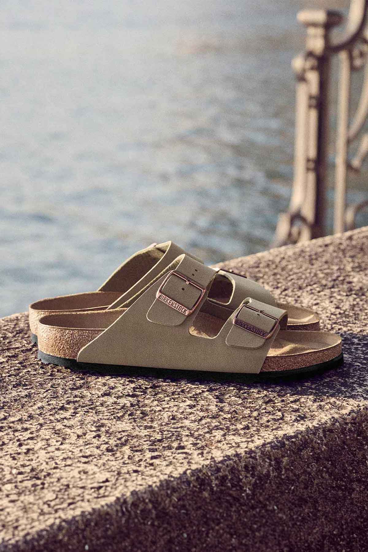 Birkenstock כפכפי Arizona Birko-Flor בצבע אבן לגברים