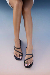 סנדלי קרוקס Miami Toe Loop Sandal לנשים בצבע שחור