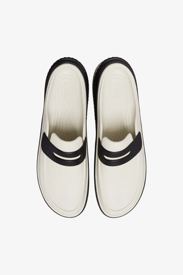 כפכפי מוקסין פלטפורמה קרוקס Stomp Loafer לנשים בצבע לבן/שחור