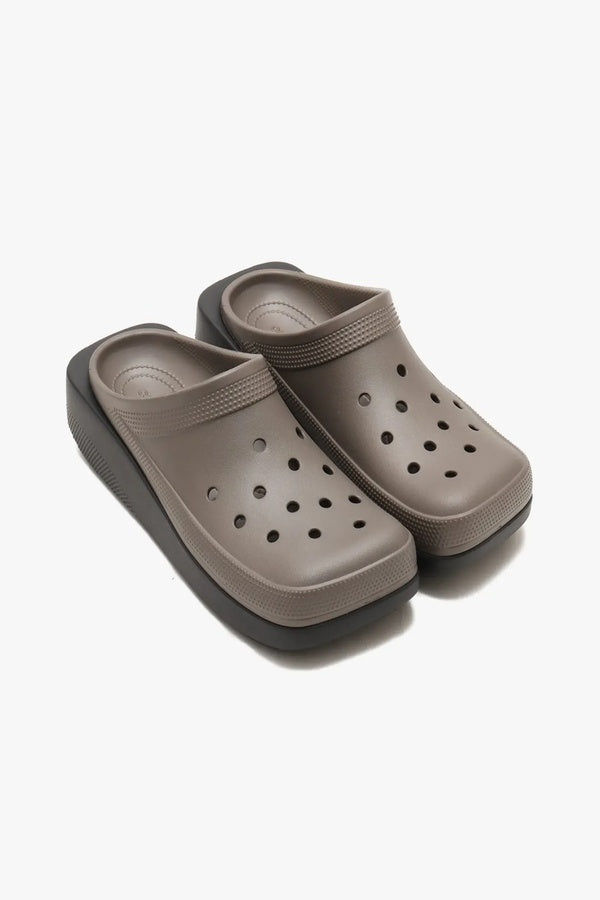 כפכפי קרוקס Blunt Toe Blocked לנשים בצבע חום פיוטר