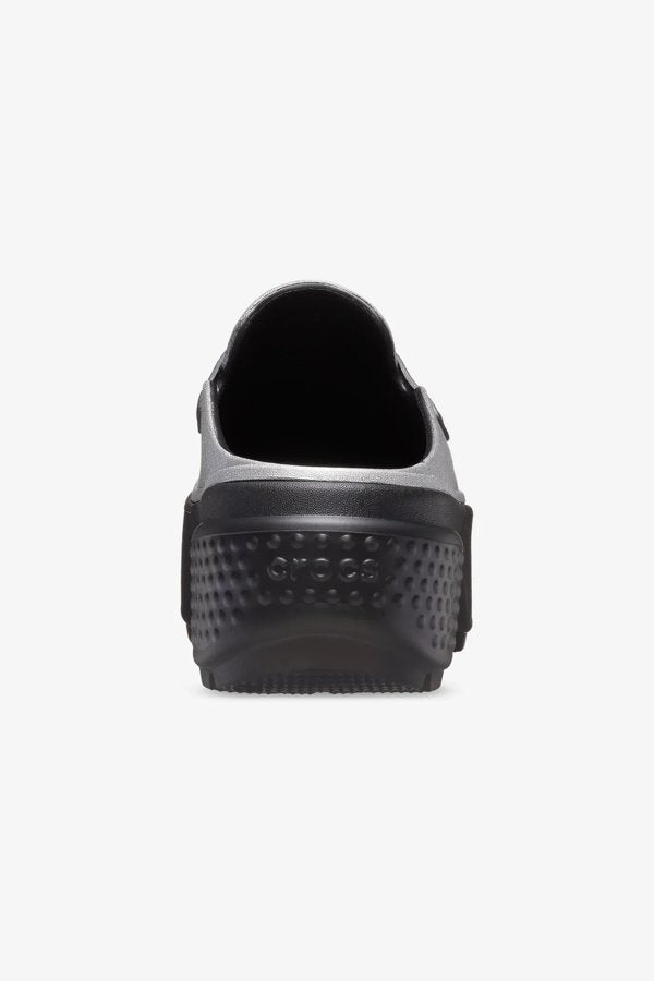 כפכפי קרוקס מוקסין פלטפורמה Stomp Metallic Loafer לנשים בצבע שחור/כסף