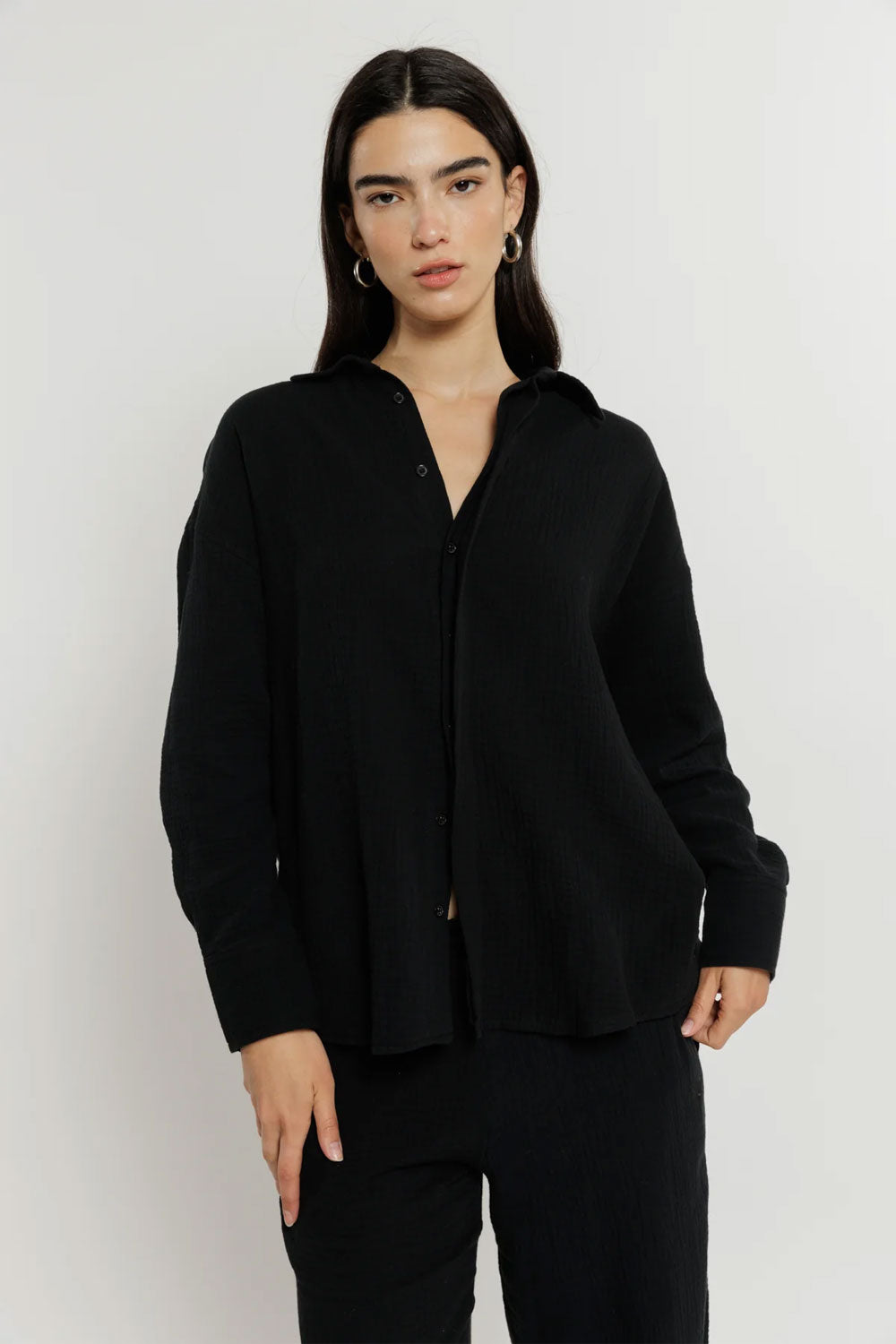 Juicy Couture חולצת טטרה מכופתרת Sigrid בצבע שחור לנשים-Juicy Couture-XS-נאקו