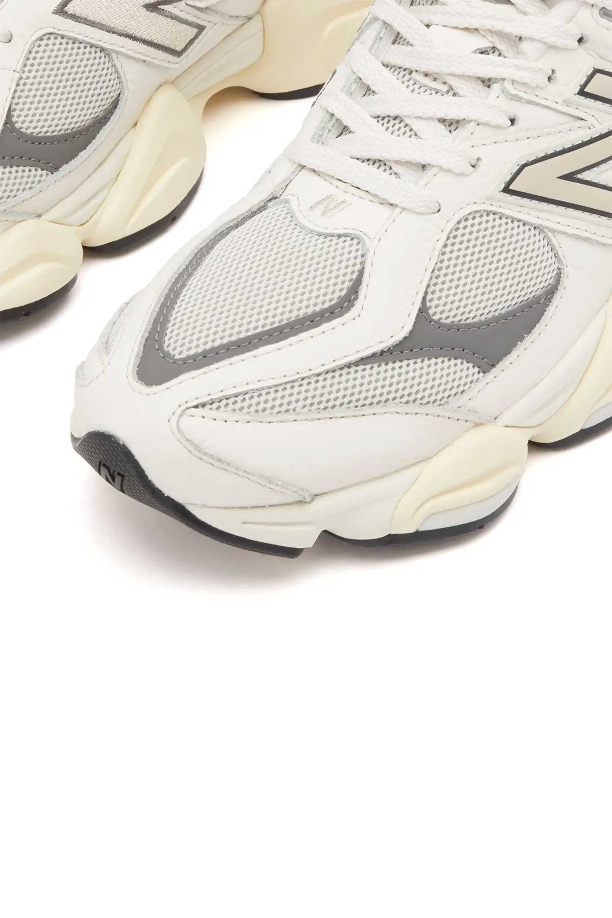 New Balance נעלי סניקרס 9060 בצבע לבן-שמנת לגברים