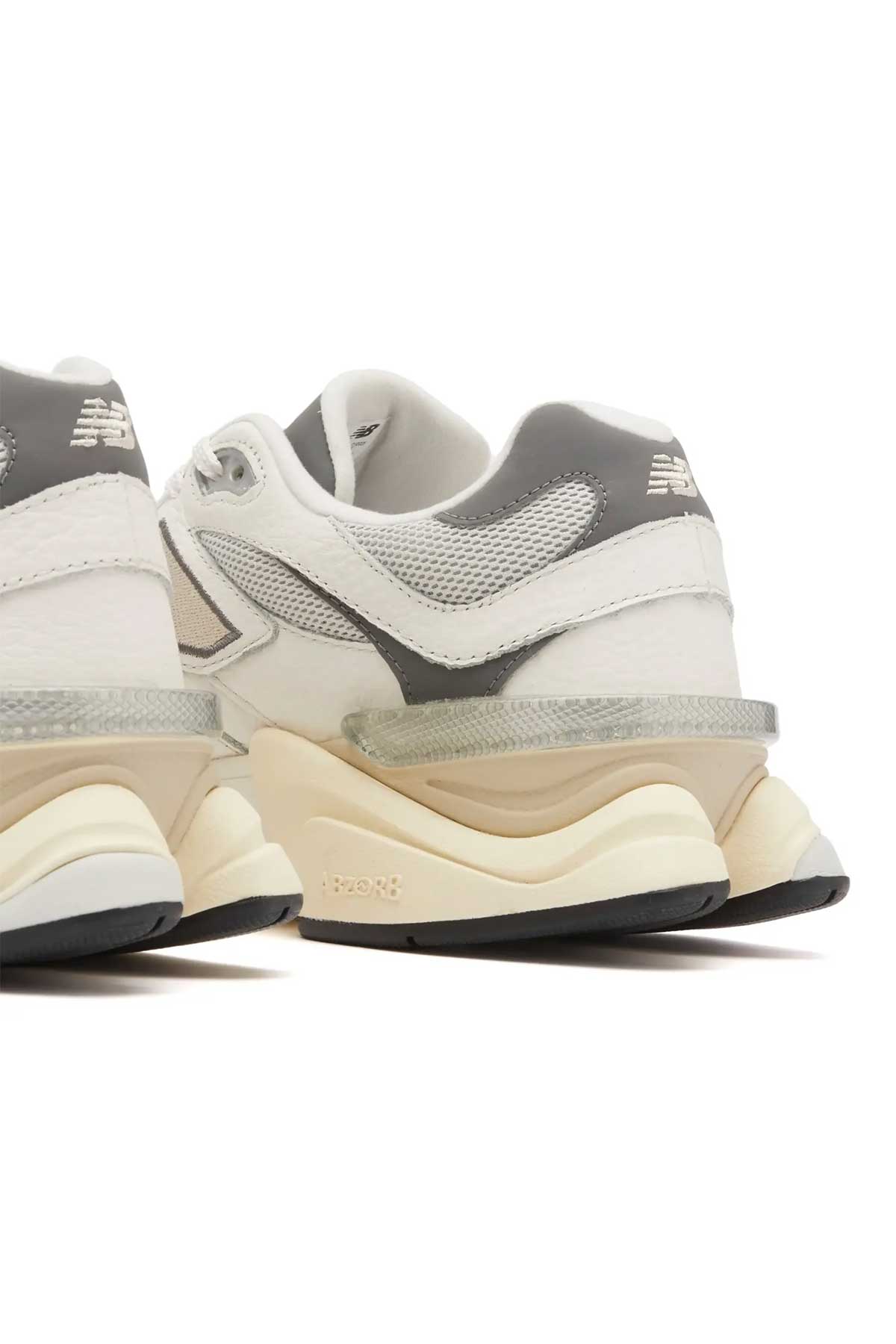 New Balance נעלי סניקרס 9060 בצבע לבן-שמנת לגברים