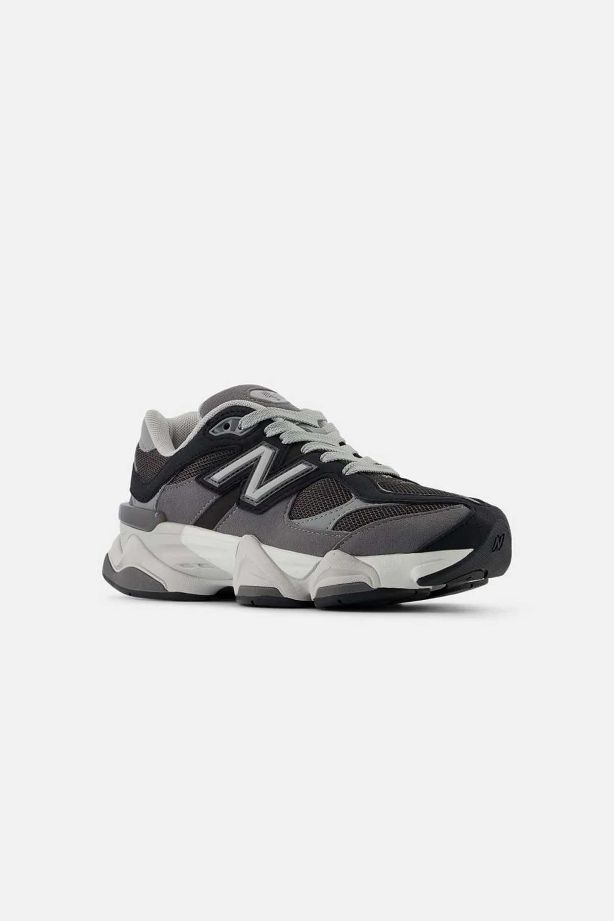 New Balance נעלי סניקרס 9060 בצבע שחור-אפור לנערים ונשים