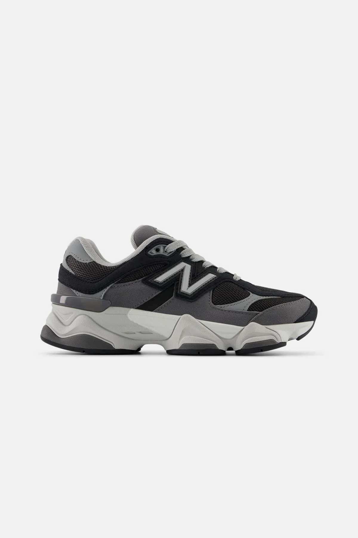 New Balance נעלי סניקרס 9060 בצבע שחור-אפור לנערים ונשים