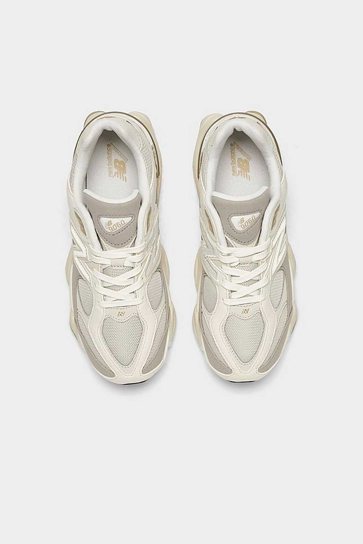 New Balance נעלי סניקרס 9060 בצבע שמנת-לבן לנערים ונשים
