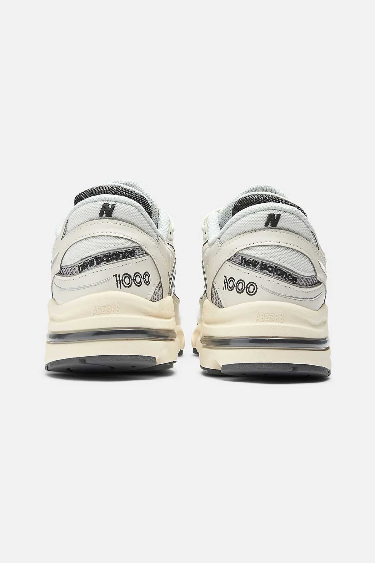 New Balance נעלי סניקרס 1000 בצבע שמנת יוניסקס