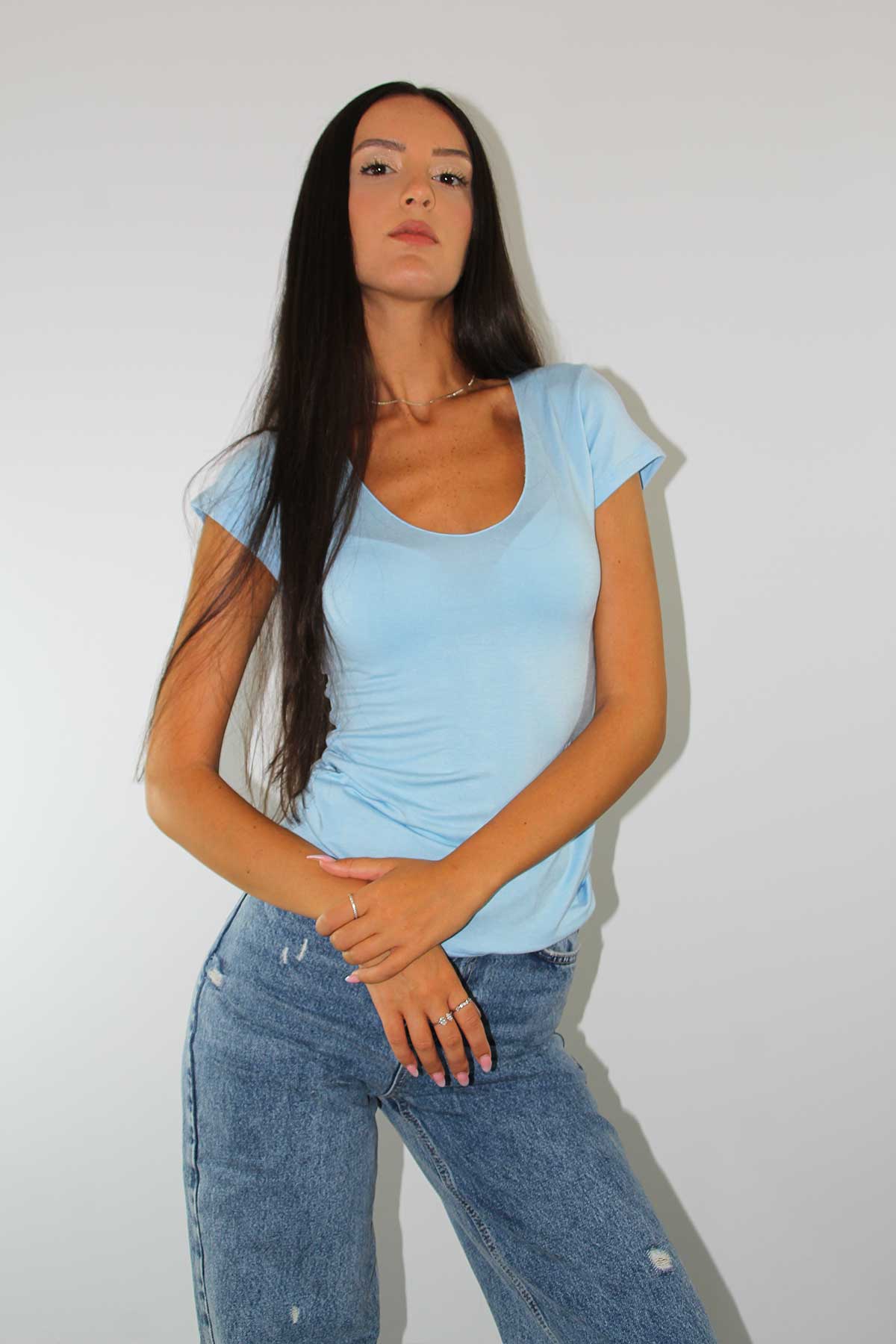 חולצת טי קצרה וי גדול שרי לנשים