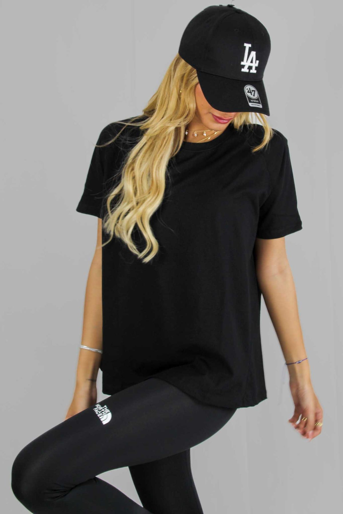 חולצת טישירט אוברסייז Raglan בצבע שחור לנשים-Daniel-1-נאקו