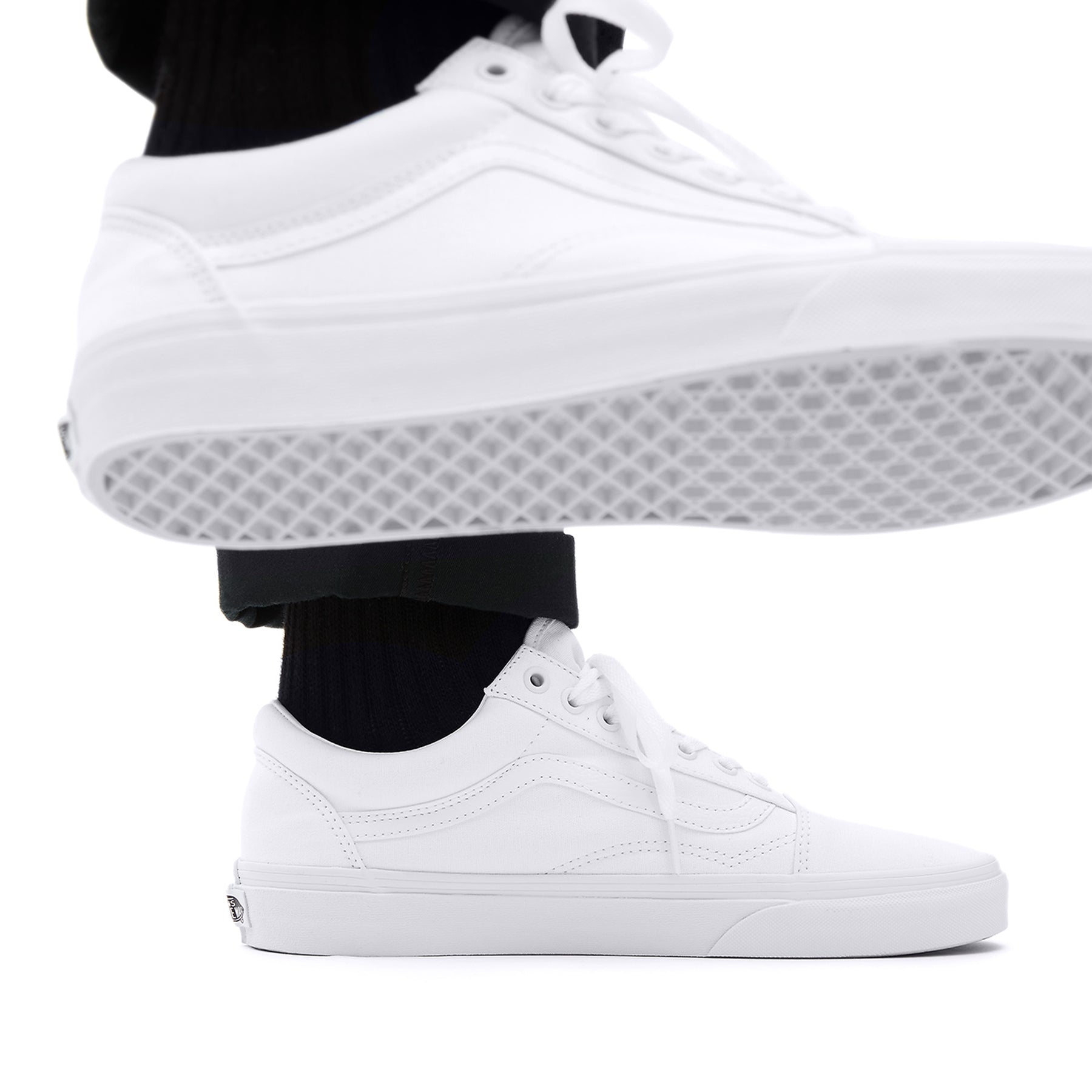 נעלי סניקרס ואנס אולדסקול בצבע לבן יוניסקס-Vans-35-נאקו