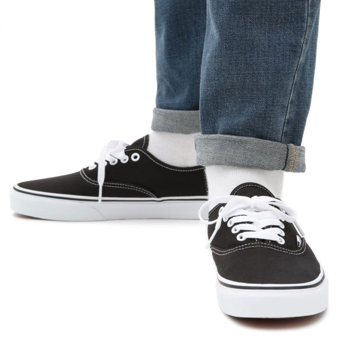 סניקרס ואנס אותנטיק בצבע שחור ולבן יוניסקס-Vans-35-נאקו