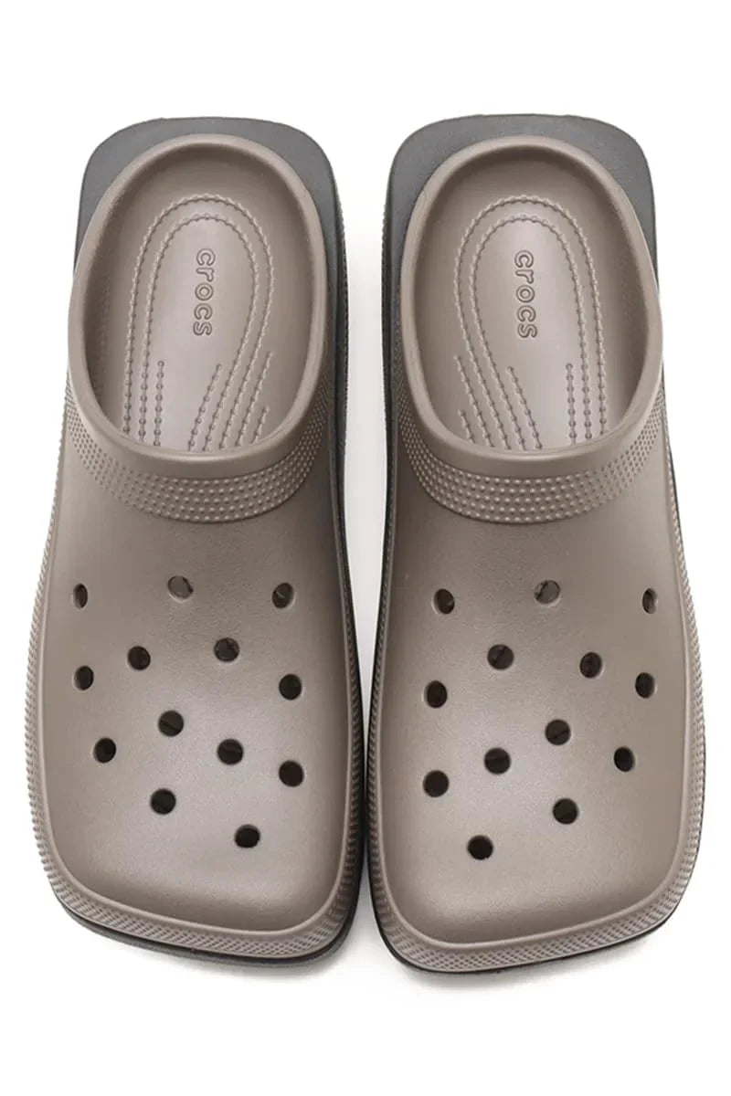 כפכפי קרוקס Blunt Toe Blocked לנשים בצבע חום פיוטר