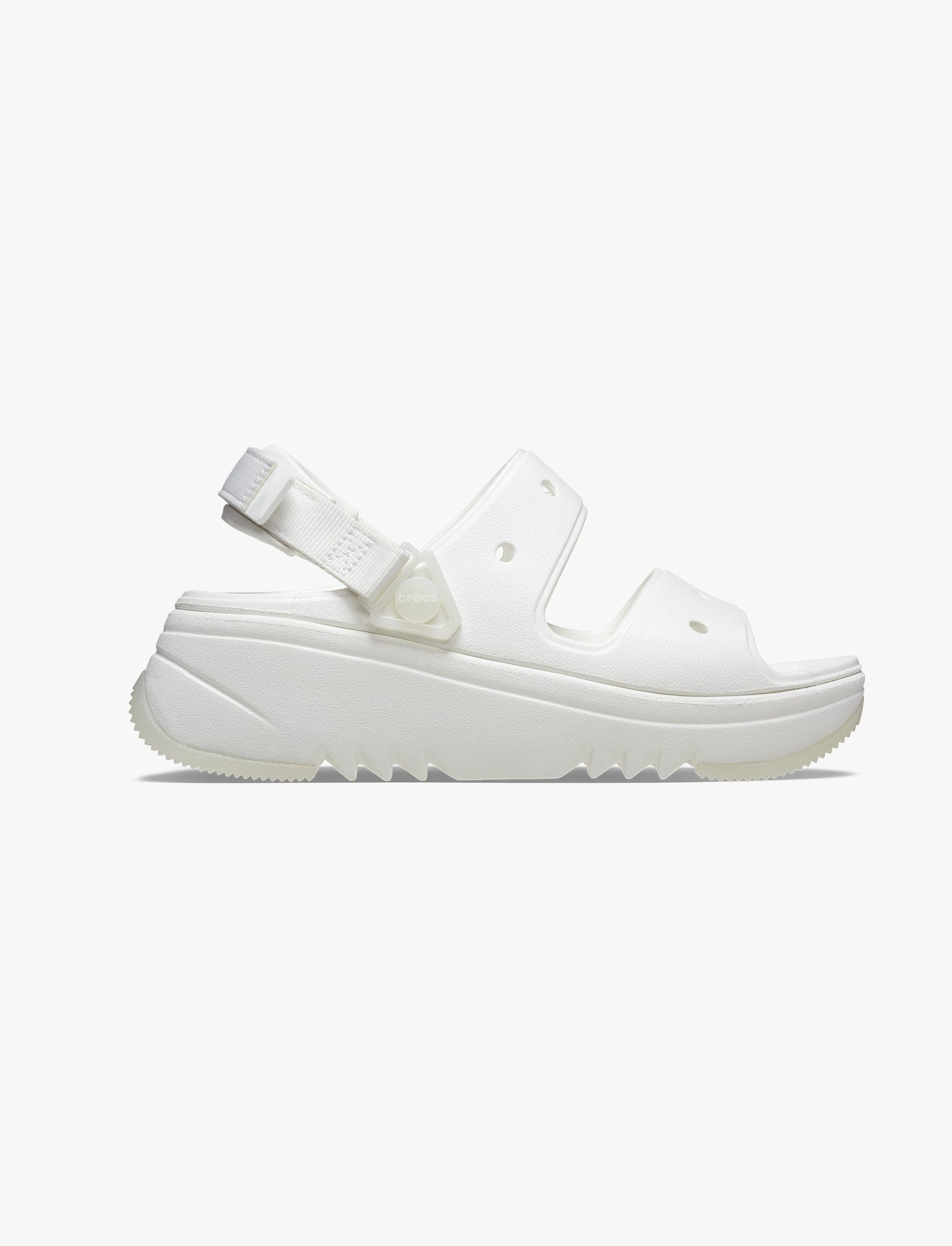 Crocs Classic Hiker Xscape Sandal - נעלי פלטפורמה קרוקס לנשים בצבע לבן-Crocs-36-37-נאקו
