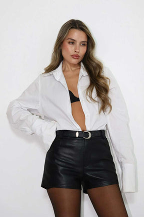 מכנסי שורט וחגורה צ'ן