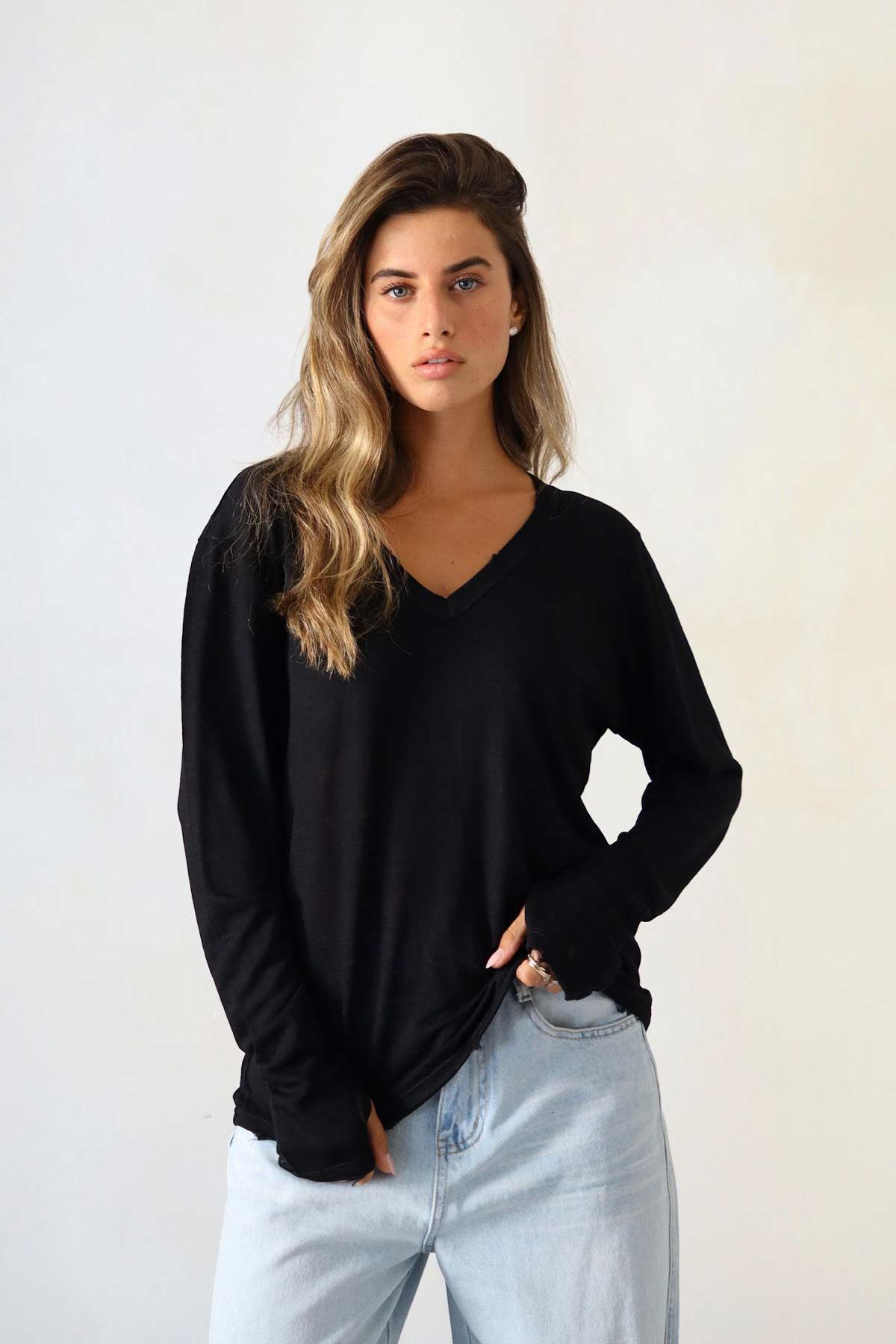 חולצת פשתן וי קרעים אסקייפ