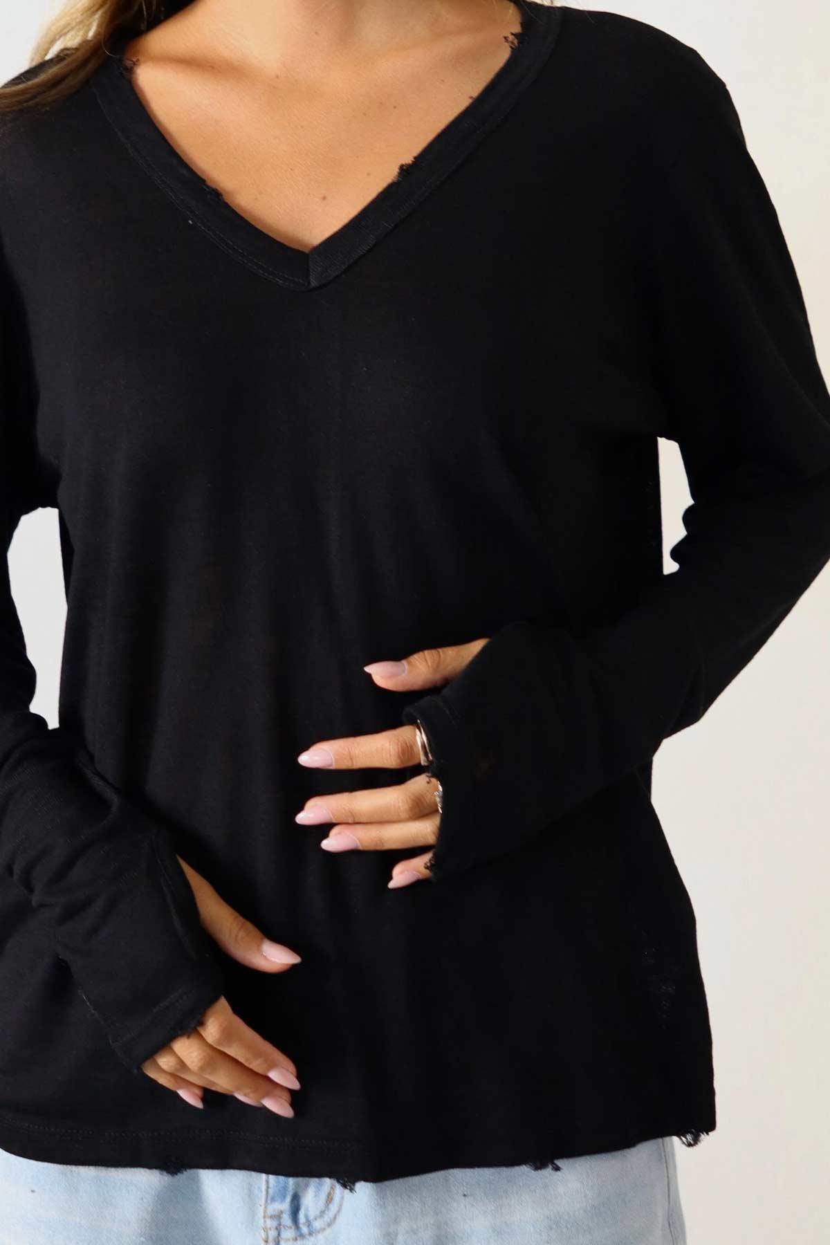 חולצת פשתן וי קרעים אסקייפ