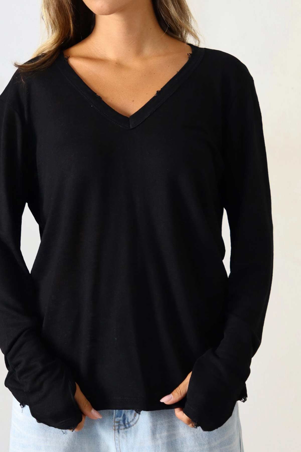 חולצת פשתן וי קרעים אסקייפ