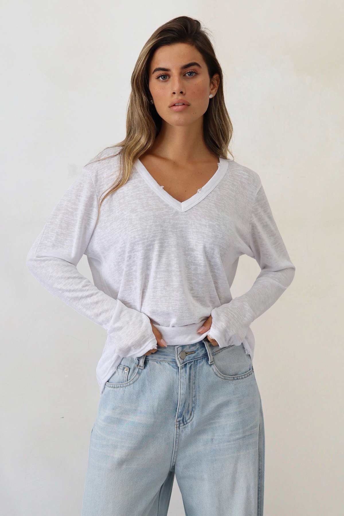 חולצת פשתן וי קרעים אסקייפ