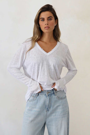 חולצת פשתן וי קרעים אסקייפ