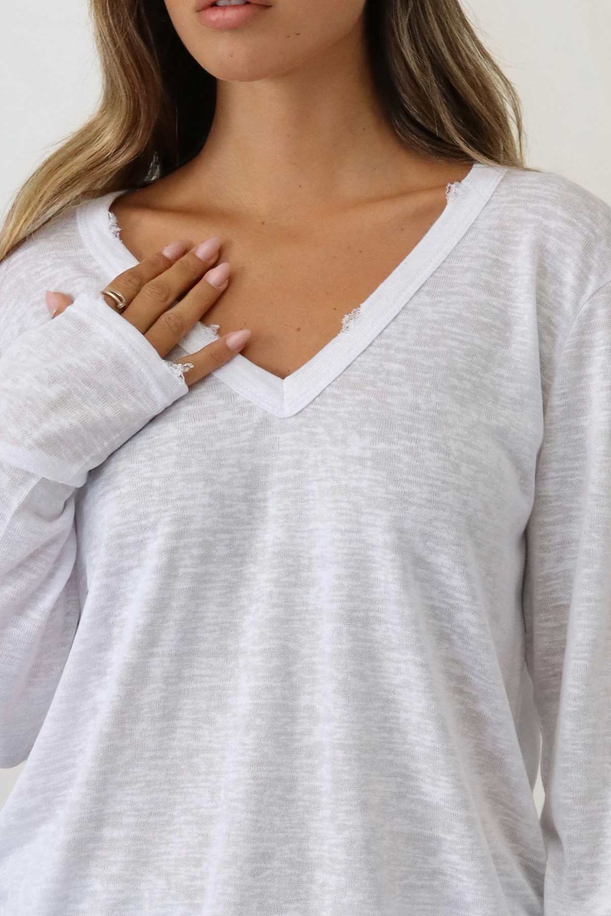 חולצת פשתן וי קרעים אסקייפ