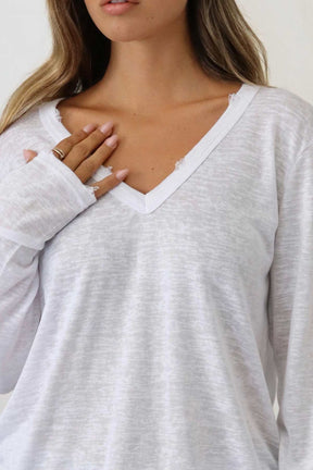 חולצת פשתן וי קרעים אסקייפ