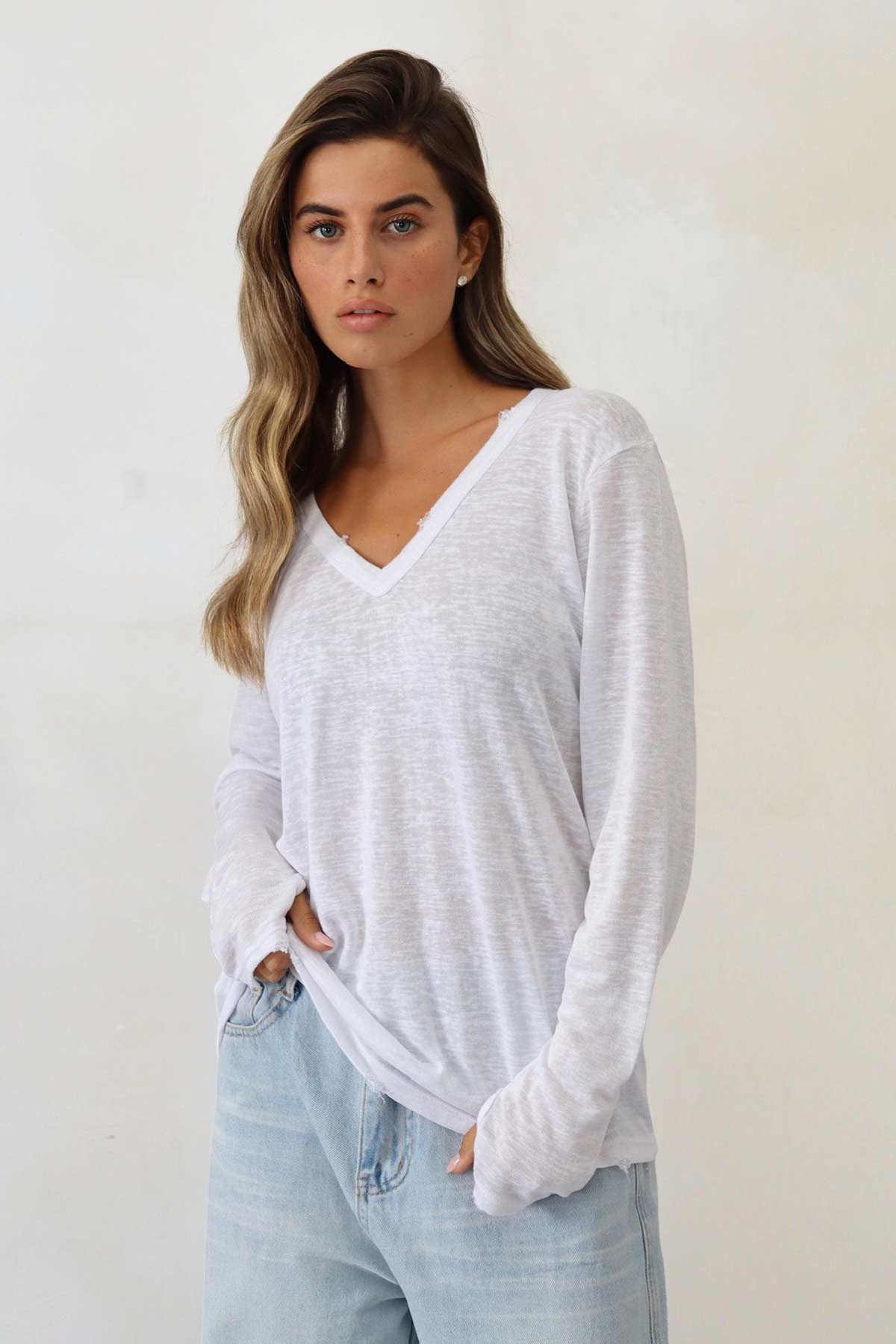 חולצת פשתן וי קרעים אסקייפ