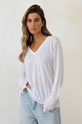 חולצת פשתן וי קרעים אסקייפ