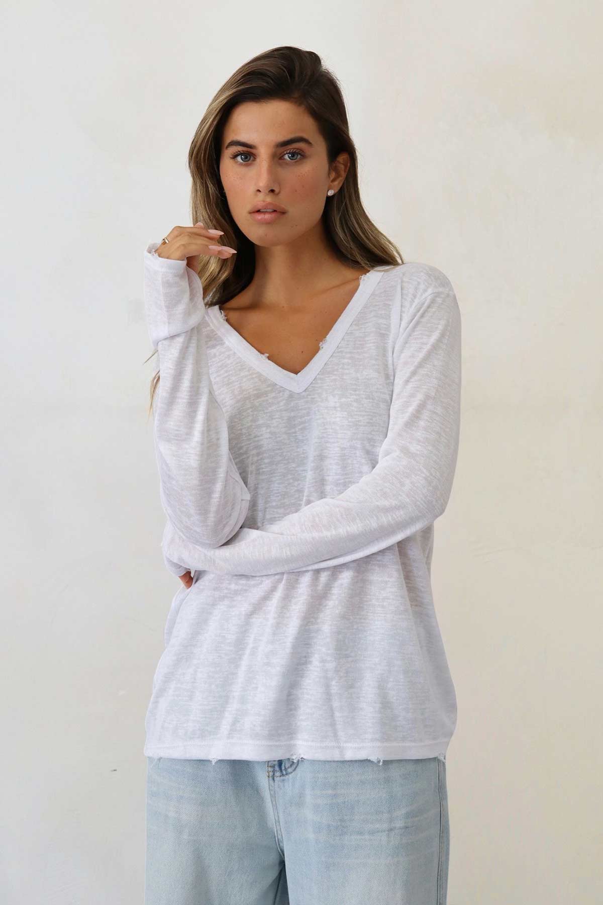 חולצת פשתן וי קרעים אסקייפ