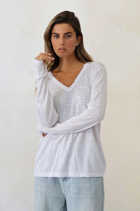 חולצת פשתן וי קרעים אסקייפ