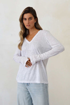 חולצת פשתן וי קרעים אסקייפ