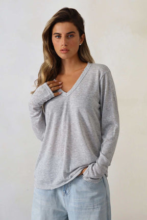 חולצת פשתן וי קרעים אסקייפ