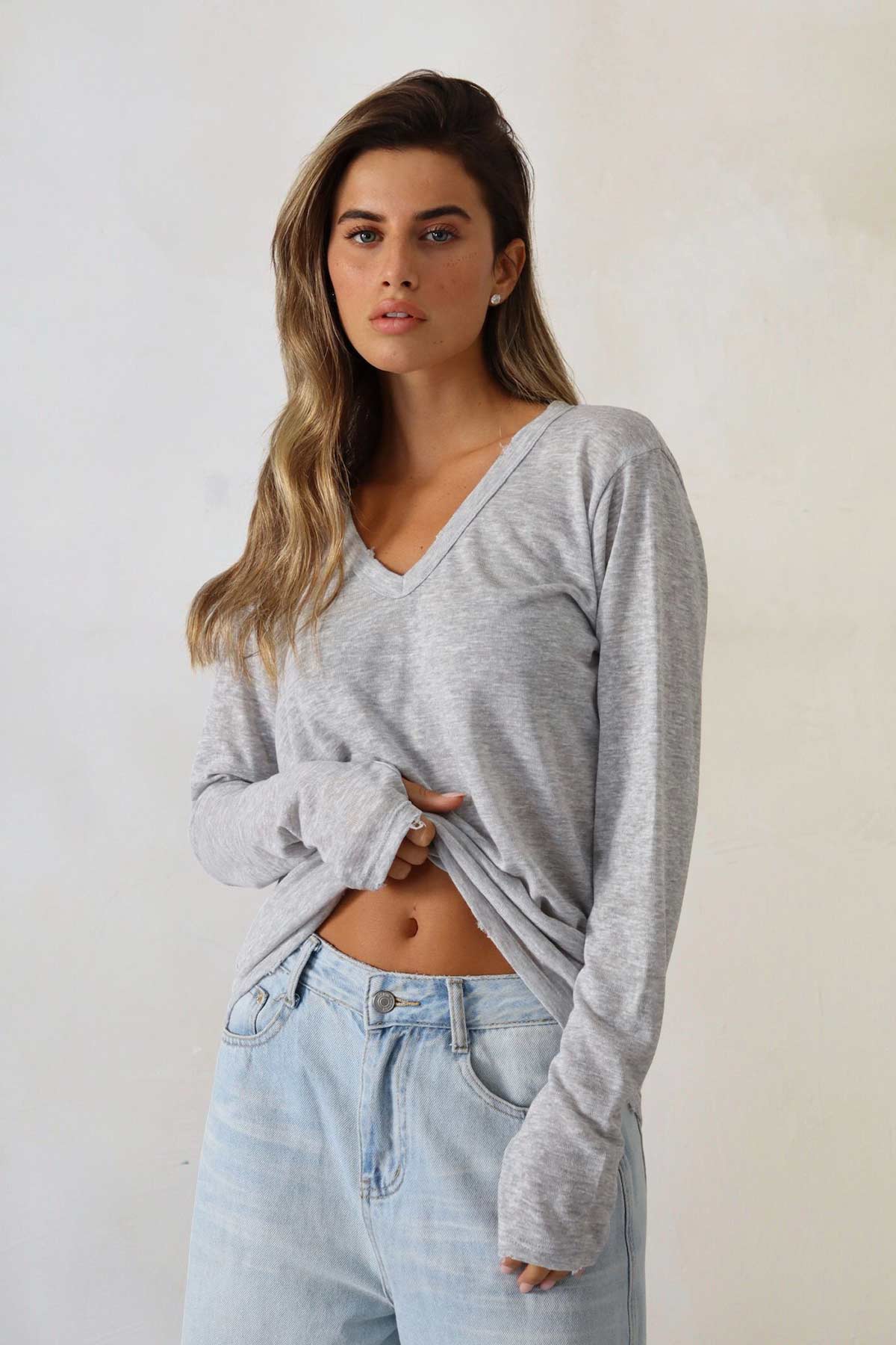 חולצת פשתן וי קרעים אסקייפ