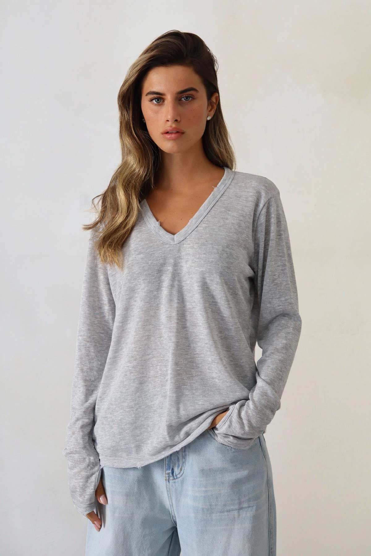 חולצת פשתן וי קרעים אסקייפ