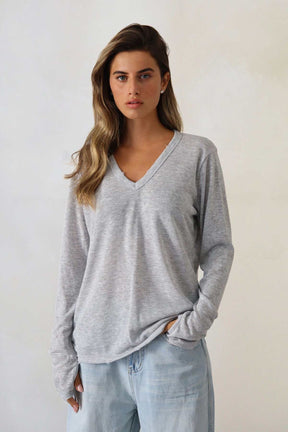 חולצת פשתן וי קרעים אסקייפ