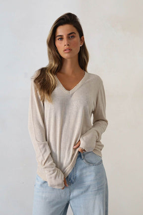 חולצת פשתן וי קרעים אסקייפ