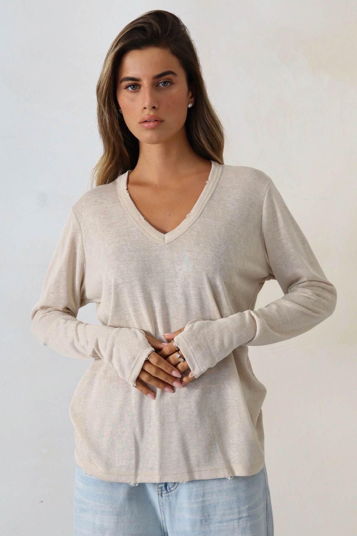 חולצת פשתן וי קרעים אסקייפ