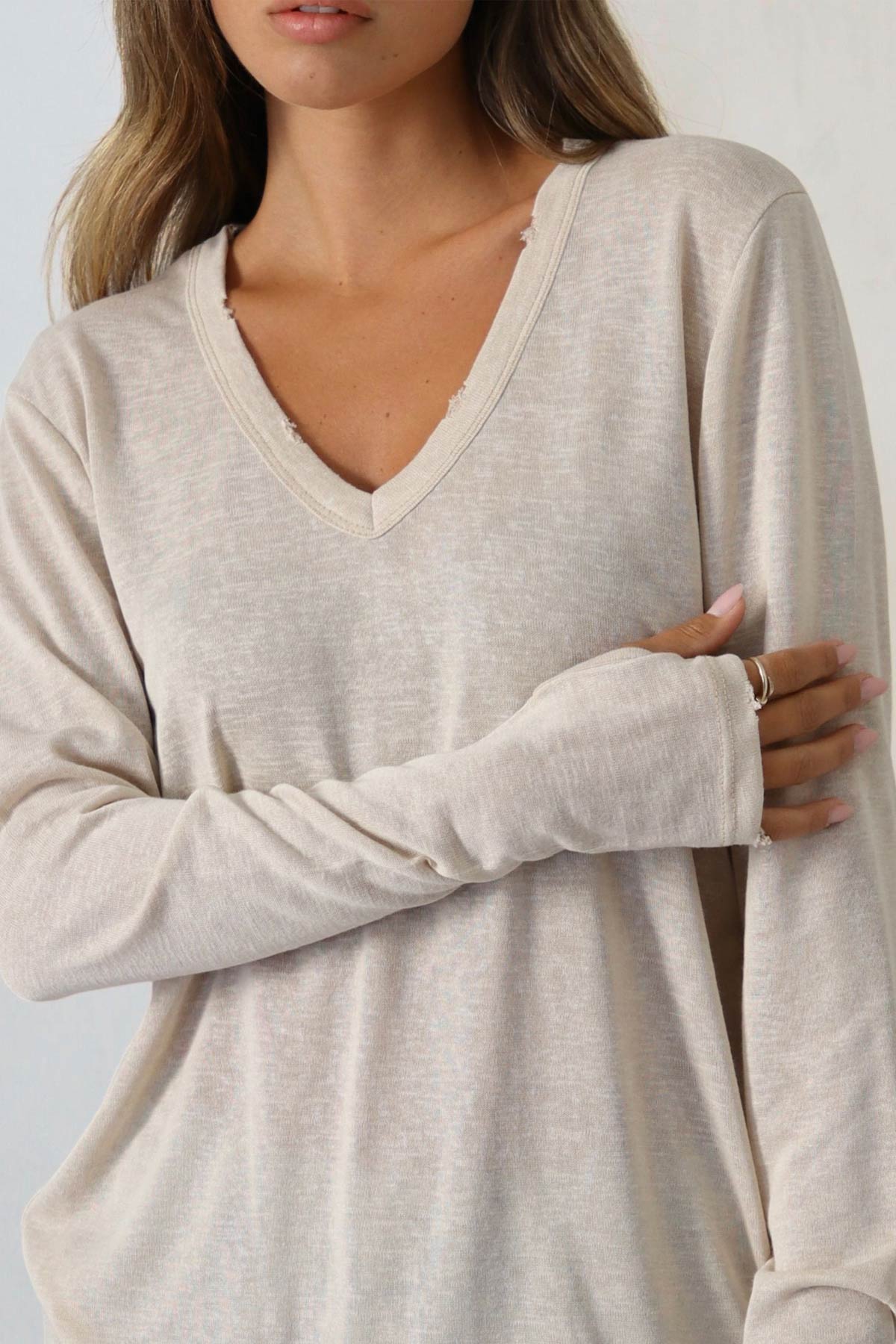 חולצת פשתן וי קרעים אסקייפ