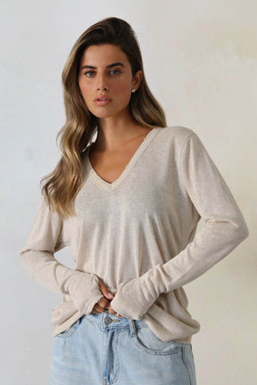 חולצת פשתן וי קרעים אסקייפ