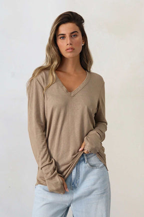 חולצת פשתן וי קרעים אסקייפ