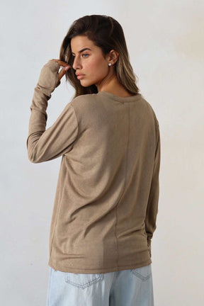 חולצת פשתן וי קרעים אסקייפ