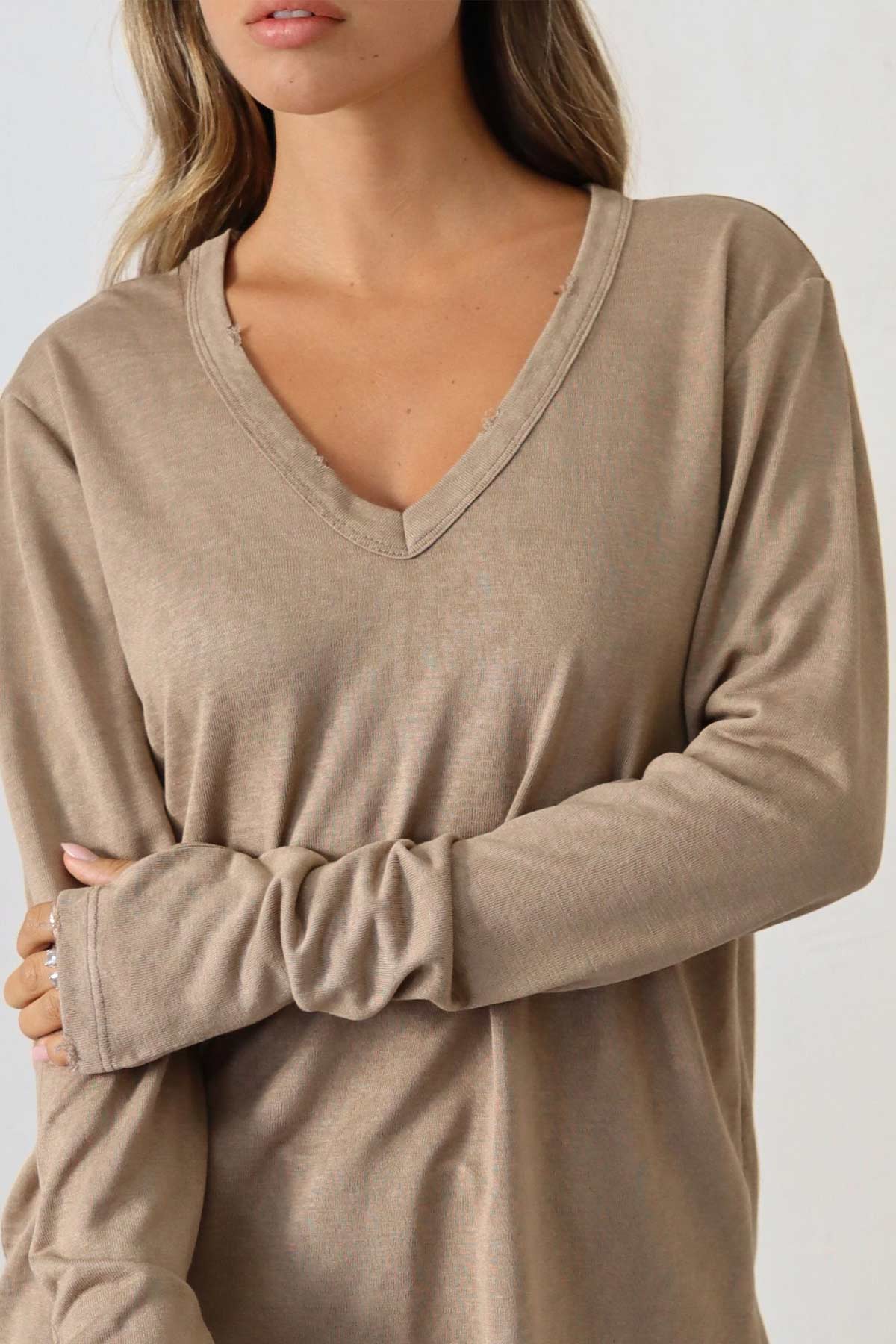 חולצת פשתן וי קרעים אסקייפ